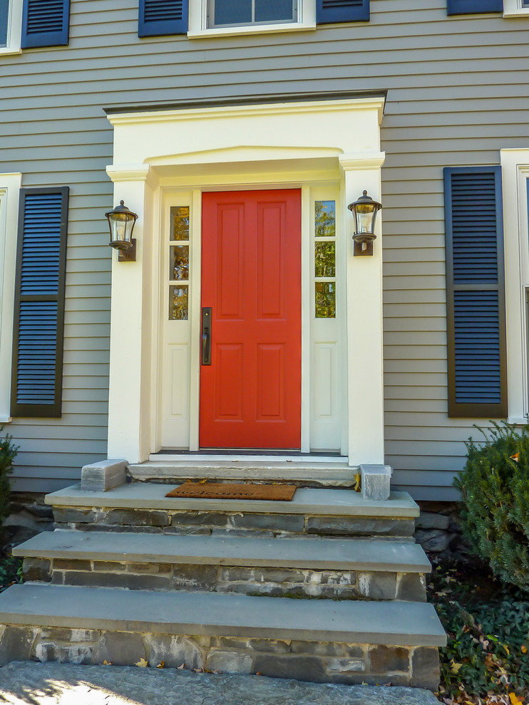 ボストンにある中くらいなトラディショナルスタイルのおしゃれな玄関ドア (グレーの壁、赤いドア) の写真
