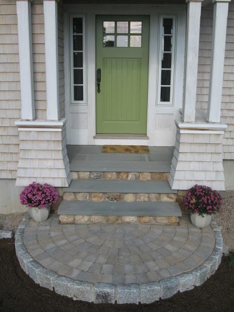 Aménagement d'une porte d'entrée craftsman de taille moyenne avec une porte simple et une porte verte.