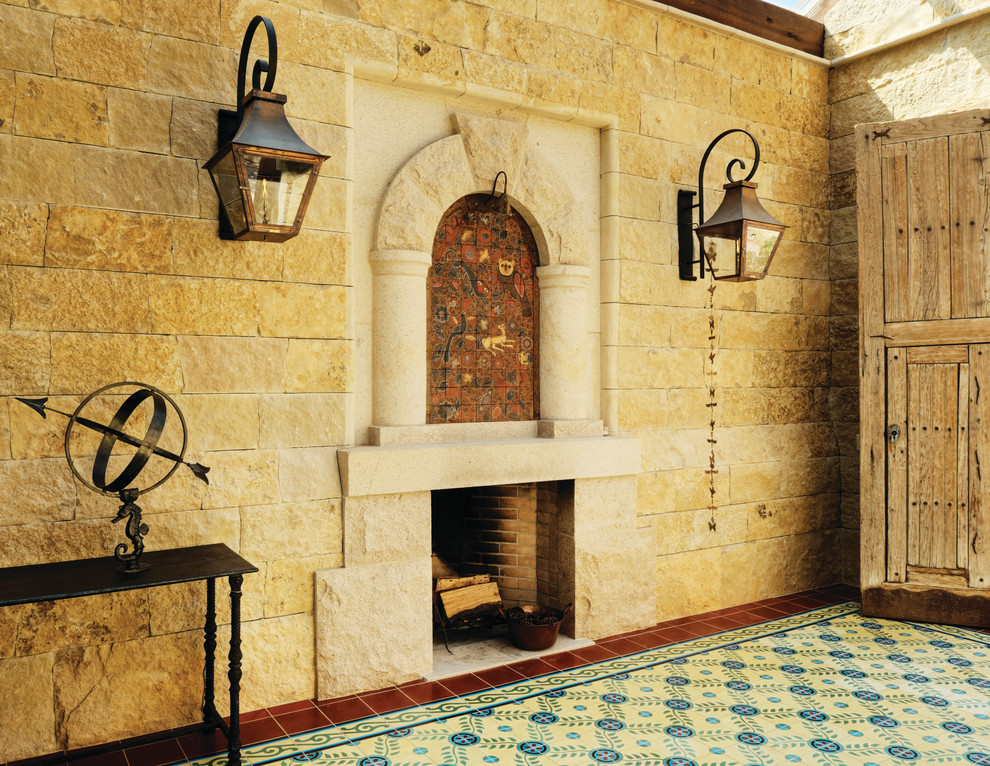 オースティンにある地中海スタイルのおしゃれな玄関 (ベージュの壁) の写真