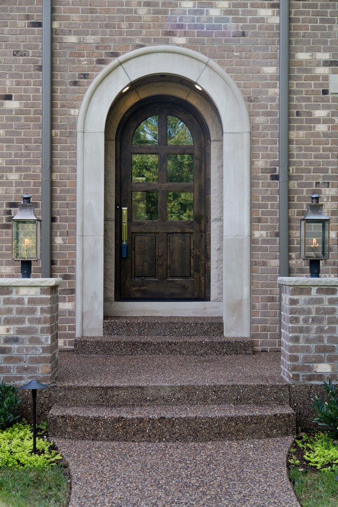 Diseño de puerta principal clásica grande con puerta simple y puerta de madera oscura