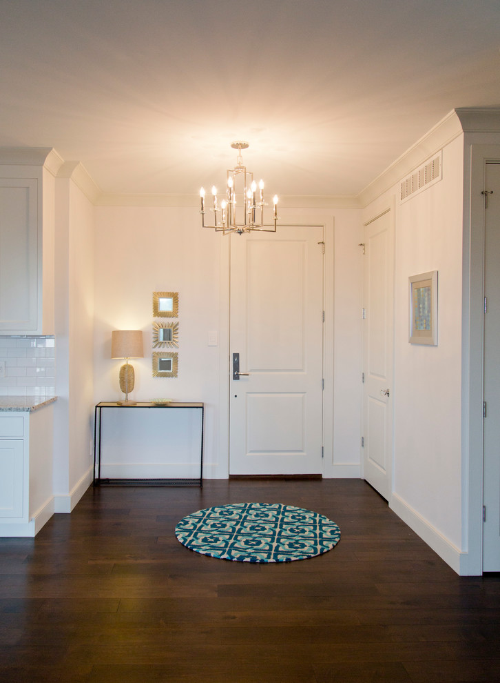Kleine Moderne Haustür mit weißer Wandfarbe, dunklem Holzboden, Einzeltür und weißer Haustür in St. Louis