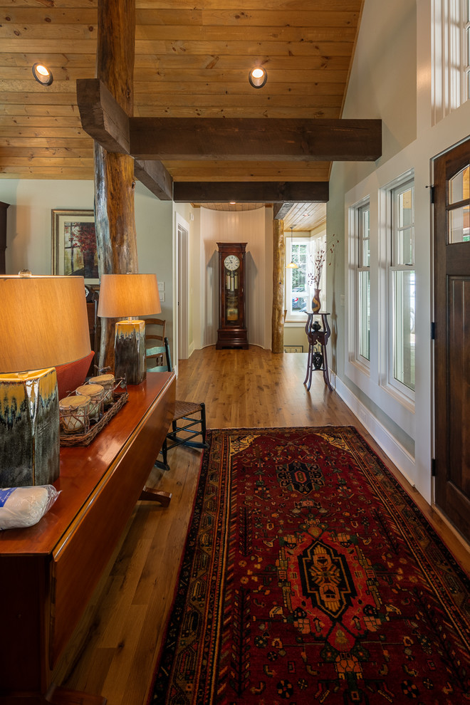 Mittelgroßes Uriges Foyer mit Einzeltür, dunkler Holzhaustür, beiger Wandfarbe, dunklem Holzboden und braunem Boden in Charlotte