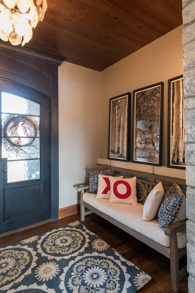 Mittelgroße Klassische Haustür mit braunem Holzboden und Doppeltür in Sonstige