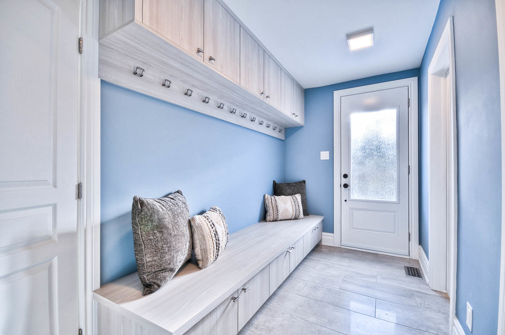 Идея дизайна: тамбур среднего размера в стиле неоклассика (современная классика) с синими стенами, полом из сланца, одностворчатой входной дверью и белой входной дверью