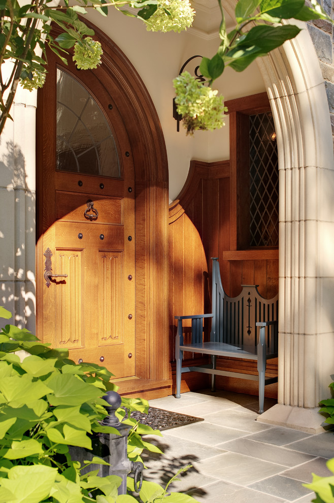 Esempio di una piccola porta d'ingresso classica con una porta in legno bruno, pareti beige e una porta a due ante