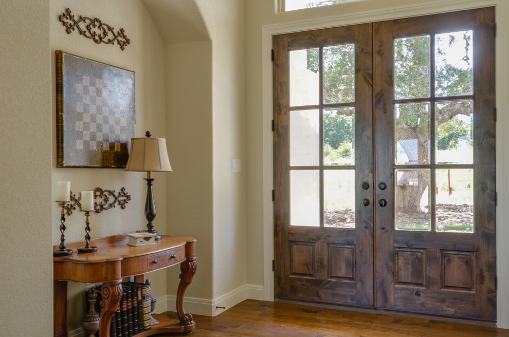 Mittelgroße Landhausstil Haustür mit beiger Wandfarbe, braunem Holzboden, Doppeltür und dunkler Holzhaustür in Austin