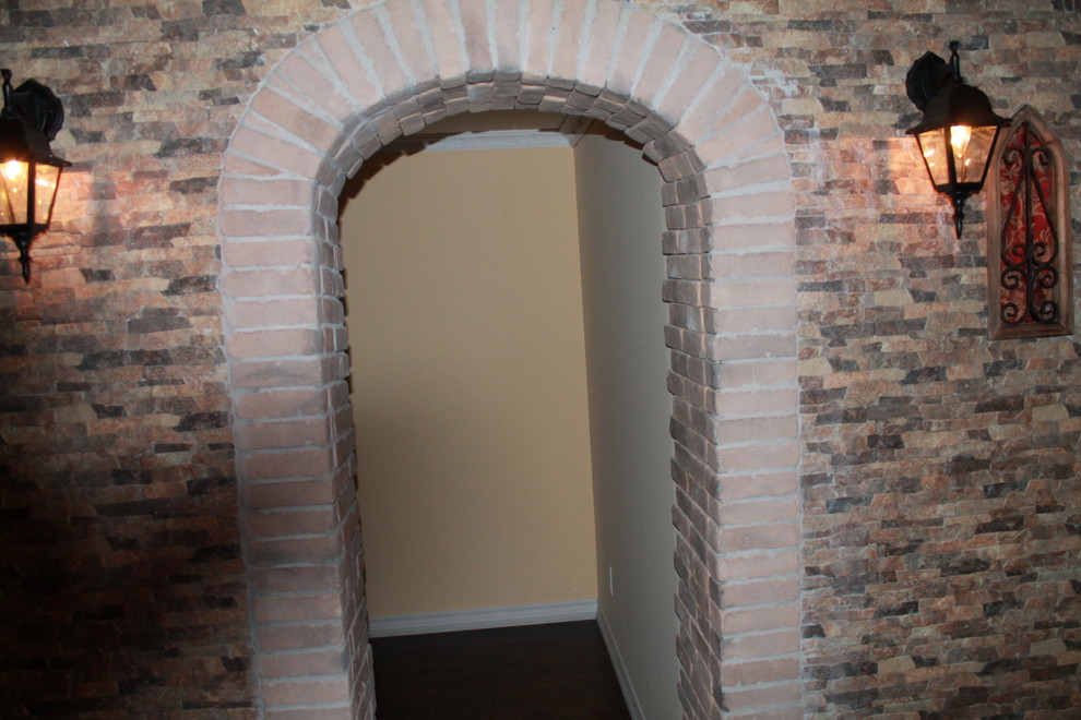 Exemple d'une entrée méditerranéenne de taille moyenne avec un couloir, un mur beige, une porte simple et parquet foncé.