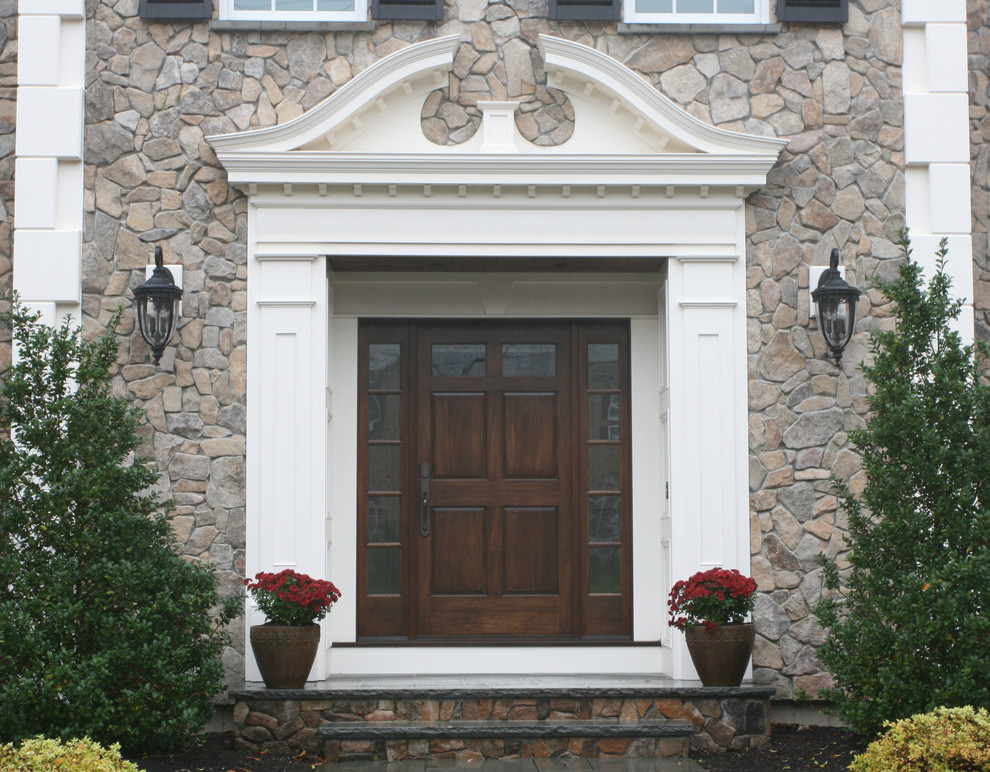 Exemple d'une porte d'entrée chic avec une porte simple et une porte en bois foncé.