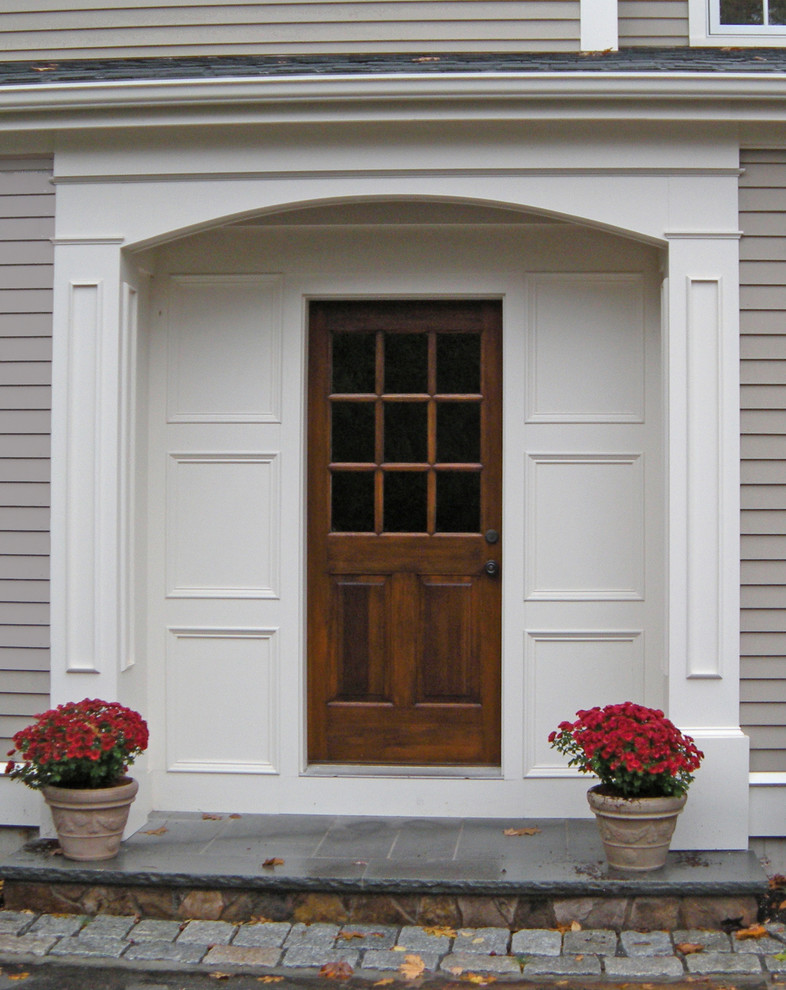 Ispirazione per un ingresso con anticamera chic con una porta singola e una porta in legno scuro