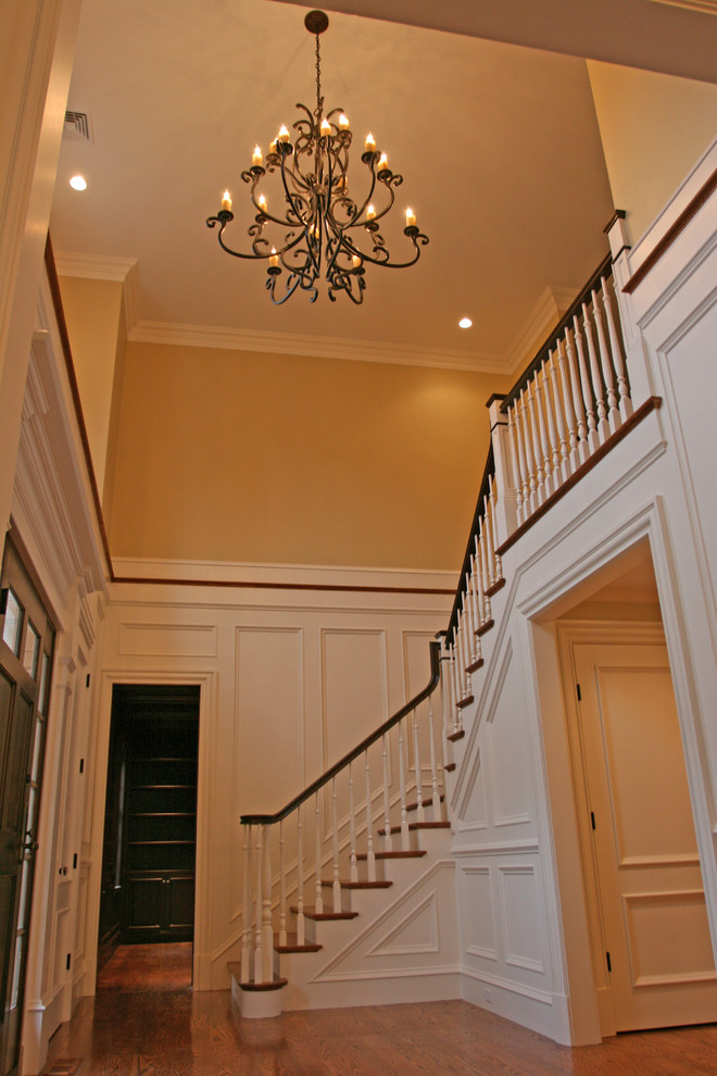 Klassisches Foyer mit braunem Holzboden, Einzeltür und dunkler Holzhaustür in Boston