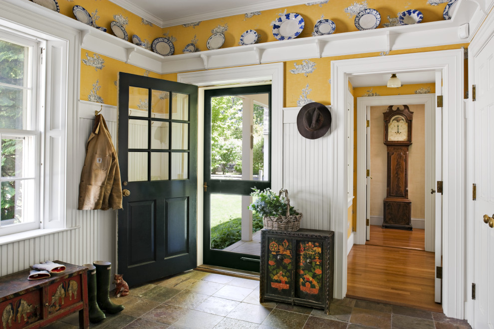 Idéer för ett lantligt kapprum, med gula väggar och en grön dörr