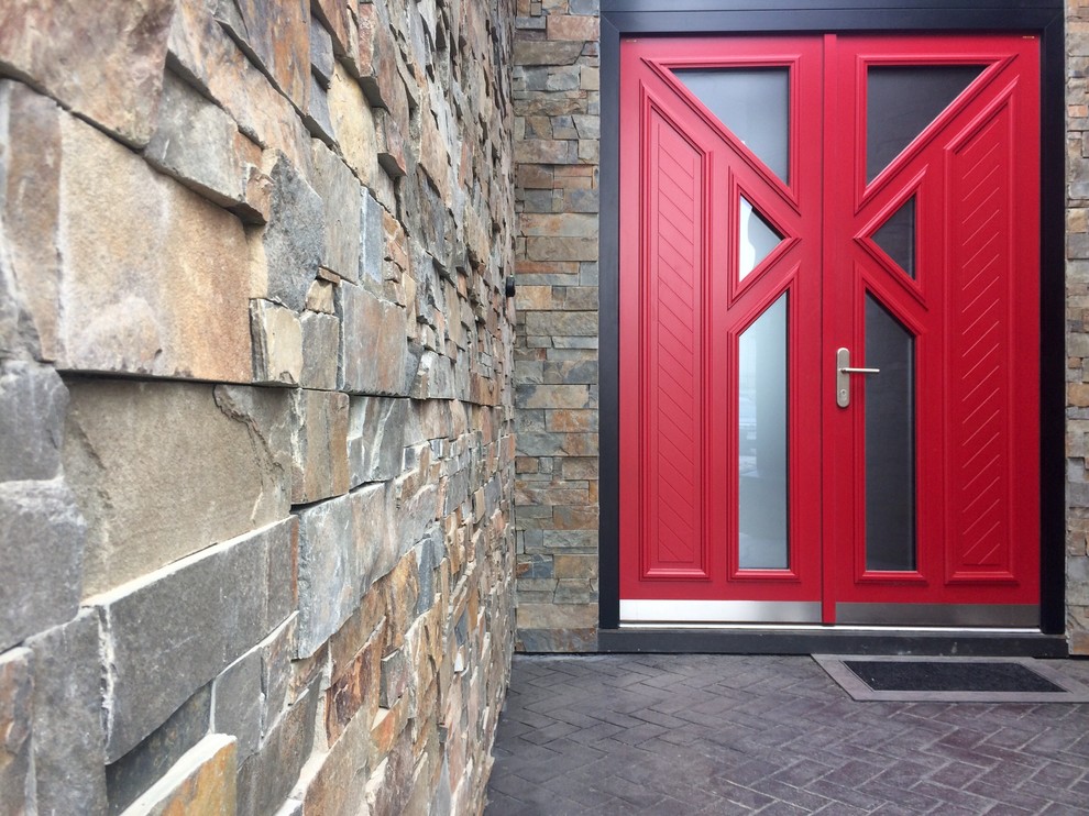 Idéer för att renovera en mellanstor funkis ingång och ytterdörr, med tegelgolv, en röd dörr och grått golv