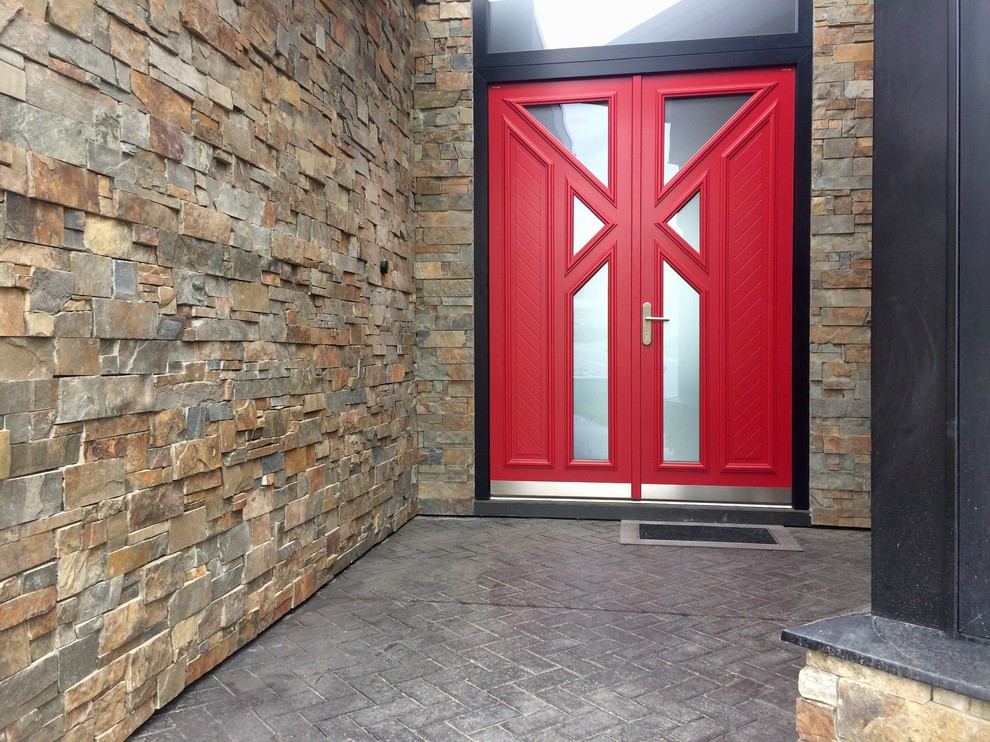 Esempio di una porta d'ingresso minimalista di medie dimensioni con pavimento in mattoni, una porta rossa e pavimento grigio
