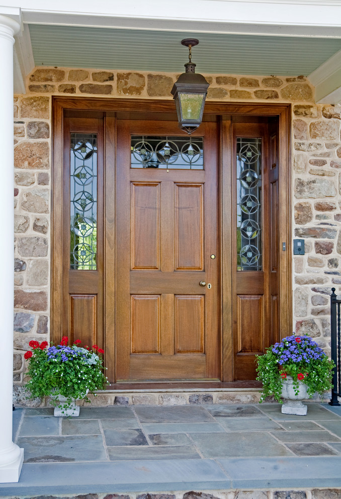 Идея дизайна: входная дверь: освещение в стиле кантри с одностворчатой входной дверью и входной дверью из дерева среднего тона