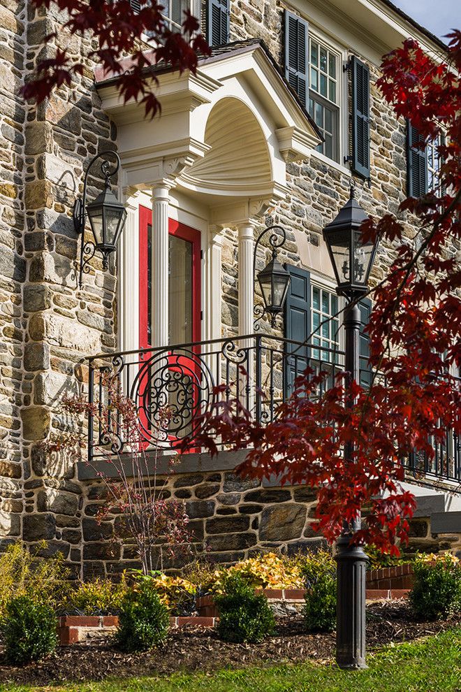 Klassische Haustür mit roter Haustür in Philadelphia