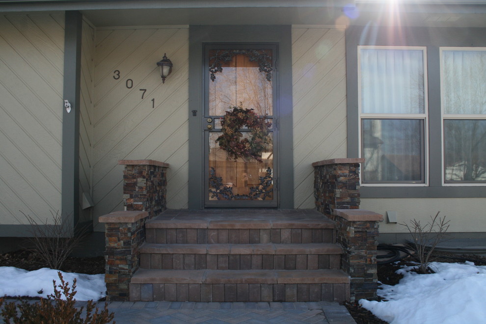 デンバーにある低価格の小さなトラディショナルスタイルのおしゃれな玄関ドアの写真