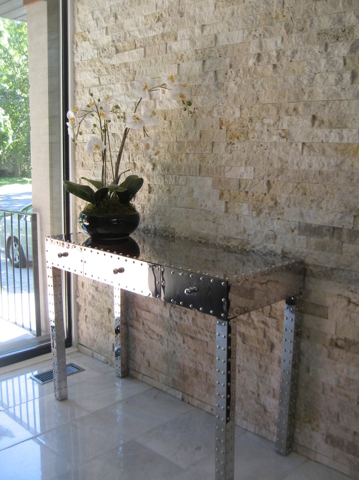 Foto de distribuidor actual de tamaño medio con paredes beige, suelo de mármol, puerta simple, puerta de madera oscura y suelo blanco