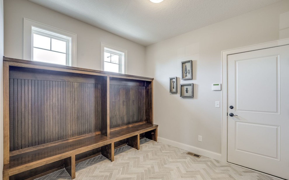 На фото: тамбур среднего размера в стиле неоклассика (современная классика) с серыми стенами, полом из керамогранита, одностворчатой входной дверью, белой входной дверью и белым полом