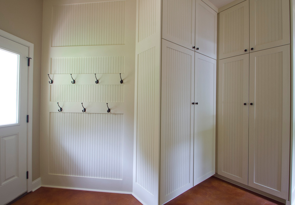 Cette photo montre une entrée chic de taille moyenne avec un couloir, sol en béton ciré, une porte blanche, un mur beige et une porte simple.
