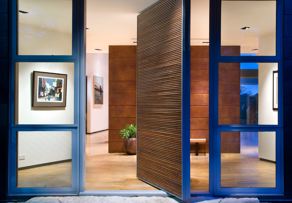 Moderne Haustür mit weißer Wandfarbe, Drehtür, Haustür aus Metall und Travertin in Austin