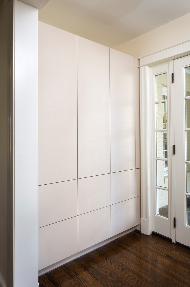 Cette photo montre une entrée tendance de taille moyenne avec un vestiaire, un mur blanc, parquet foncé, une porte simple et une porte en verre.