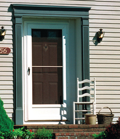デンバーにある低価格の小さなトラディショナルスタイルのおしゃれな玄関ドア (茶色いドア) の写真