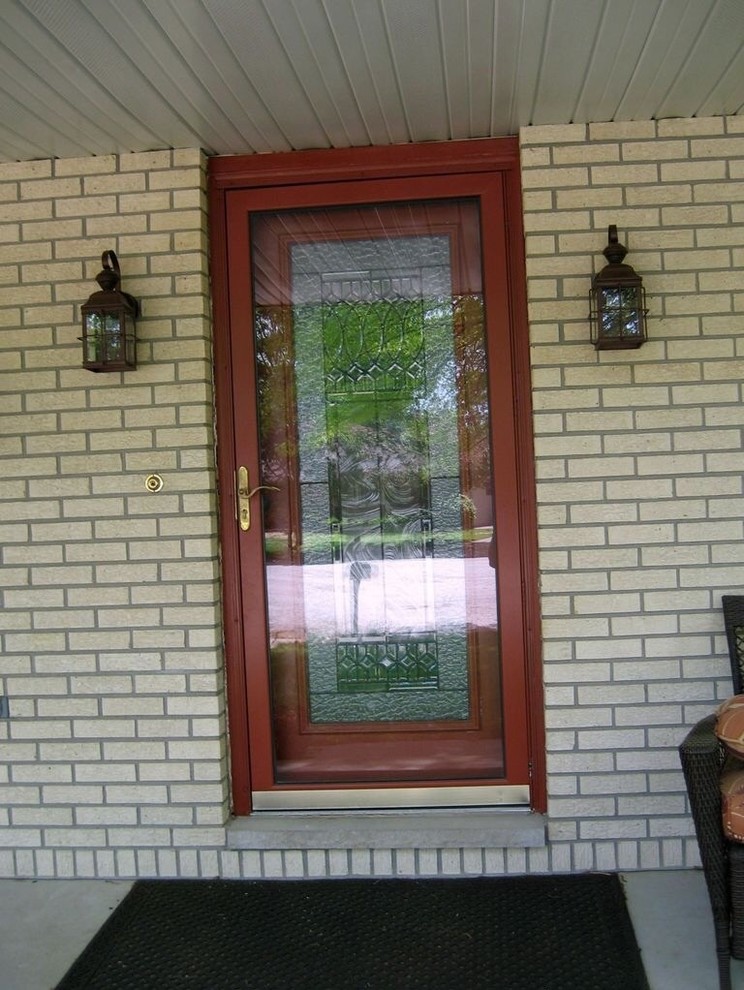 Haustür mit Einzeltür und roter Haustür in Chicago