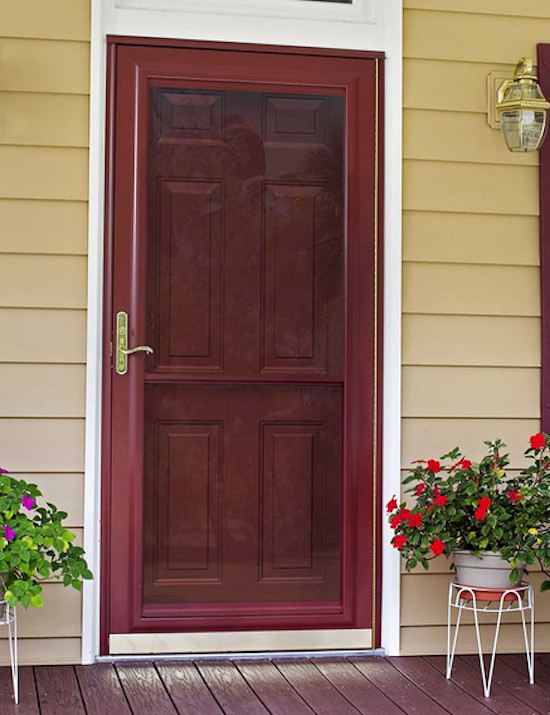 Foto di una porta d'ingresso con una porta singola e una porta rossa