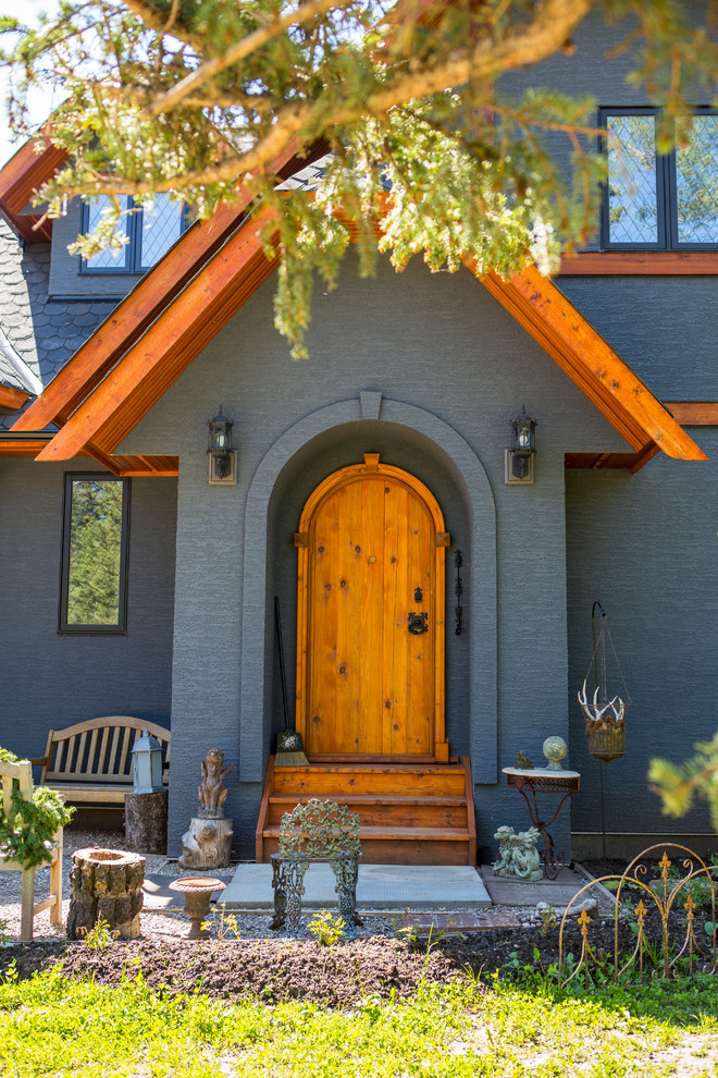 Diseño de puerta principal rural con paredes grises, puerta simple y puerta de madera en tonos medios