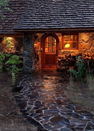 Diseño de puerta principal rural pequeña con paredes grises, suelo de granito, puerta simple y puerta de madera en tonos medios
