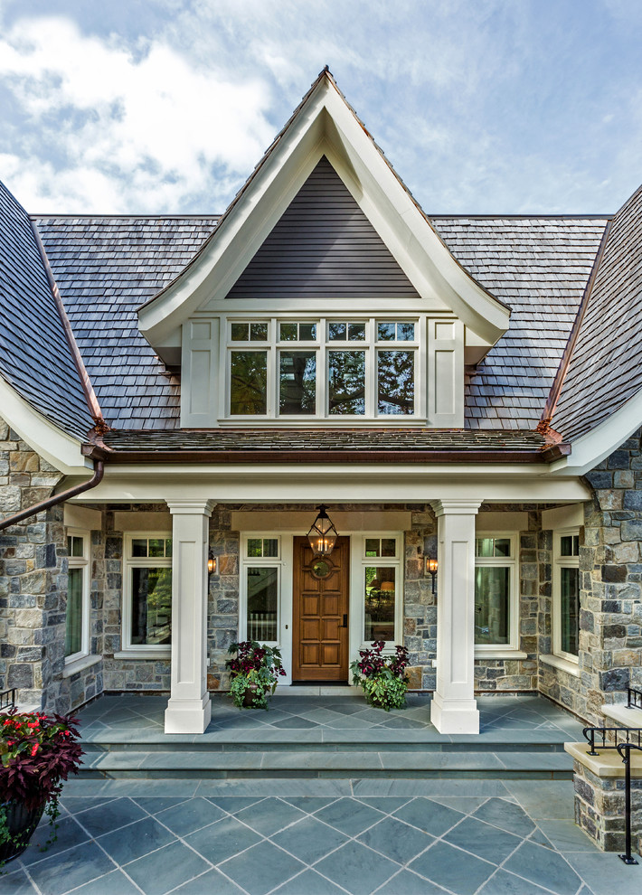 Große Klassische Haustür mit Einzeltür, hellbrauner Holzhaustür, beiger Wandfarbe und braunem Boden in Milwaukee