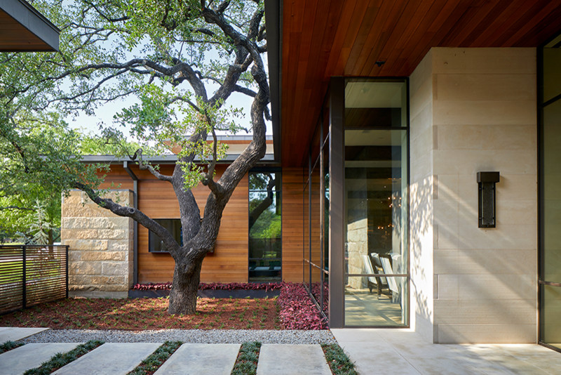 Große Moderne Haustür mit weißer Wandfarbe, hellem Holzboden, Einzeltür und Haustür aus Metall in Austin
