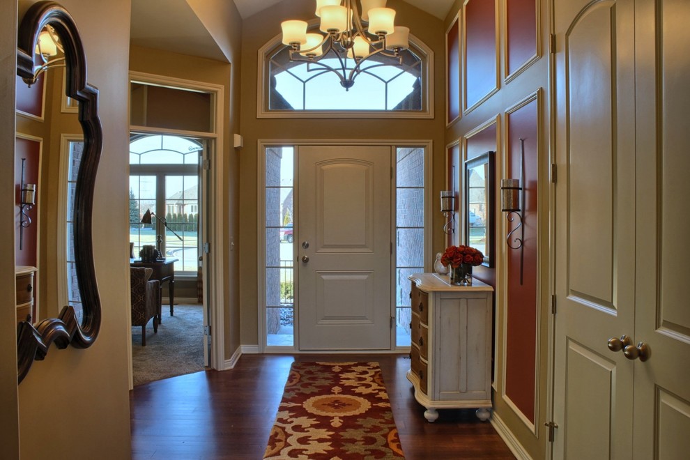 Источник вдохновения для домашнего уюта: фойе среднего размера в классическом стиле с красными стенами, паркетным полом среднего тона, одностворчатой входной дверью, белой входной дверью и коричневым полом