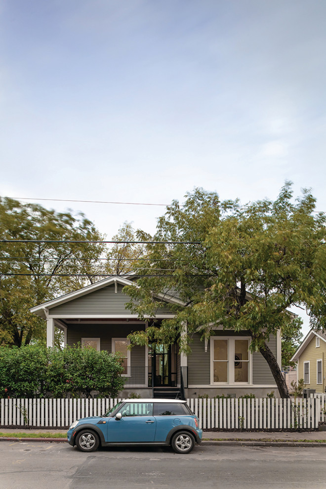 Mittelgroße Moderne Haustür mit grauer Wandfarbe, braunem Holzboden, Einzeltür, Haustür aus Glas, braunem Boden, Holzdecke und Holzdielenwänden in Austin