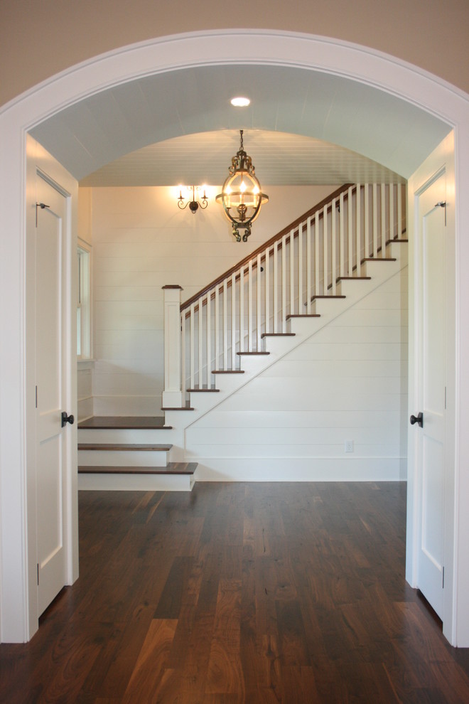 Mittelgroßes Klassisches Foyer mit weißer Wandfarbe und dunklem Holzboden in Charleston