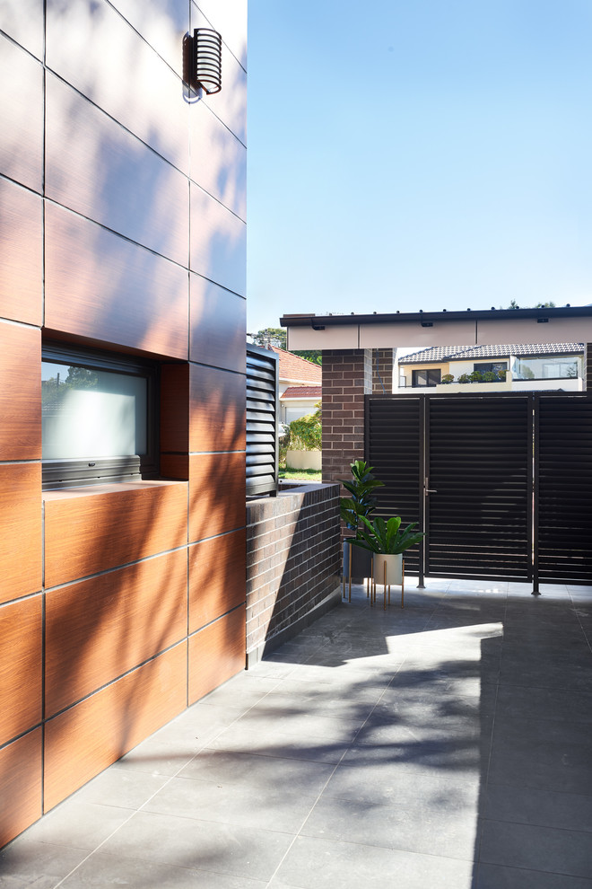 Kleiner Moderner Eingang mit Porzellan-Bodenfliesen und schwarzem Boden in Sydney
