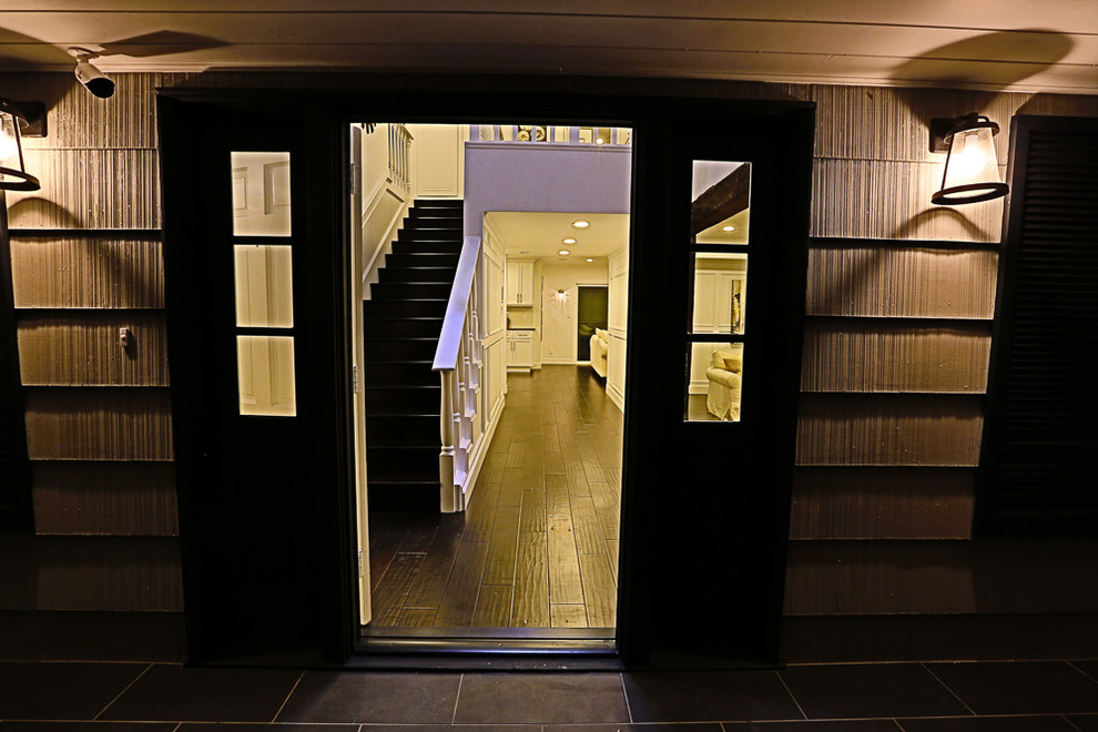 Exemple d'une porte d'entrée chic de taille moyenne avec un mur blanc, parquet foncé, une porte simple, une porte noire et un sol noir.