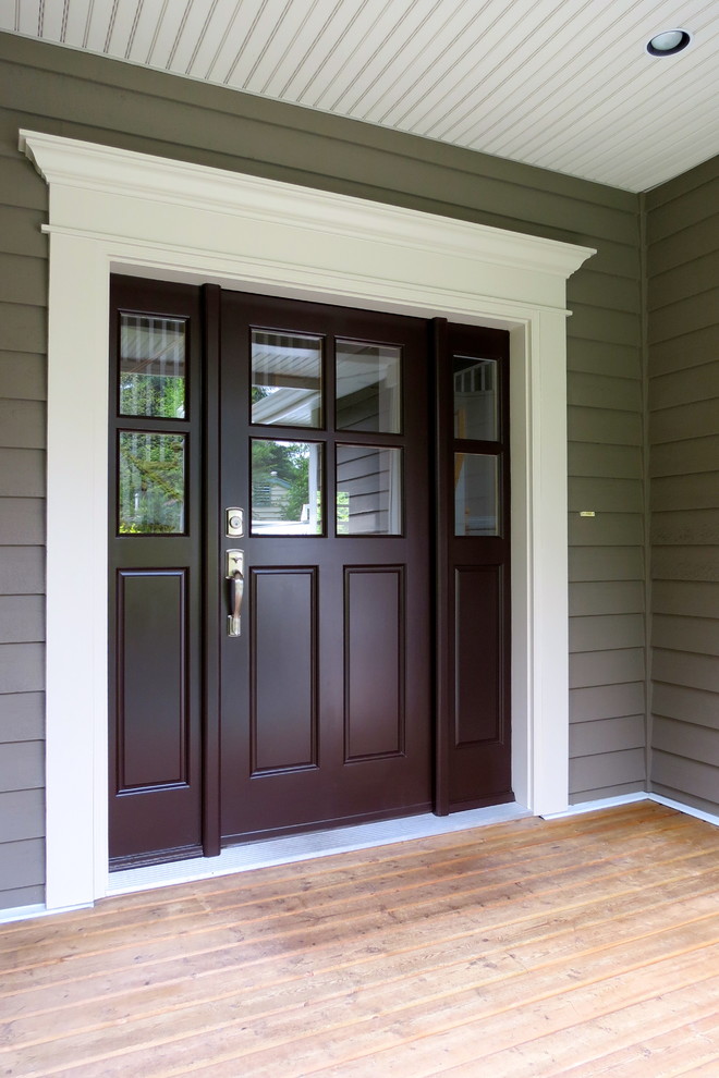 Mittelgroße Klassische Haustür mit grauer Wandfarbe, Einzeltür, brauner Haustür, hellem Holzboden und braunem Boden in Vancouver