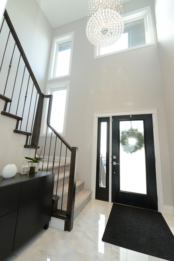 Aménagement d'une porte d'entrée contemporaine de taille moyenne avec un mur gris, un sol en carrelage de porcelaine, une porte simple et une porte en verre.