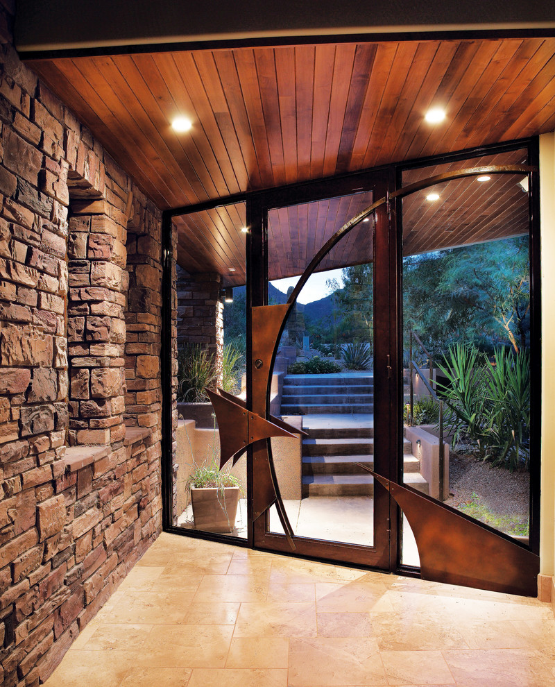 Ejemplo de puerta principal contemporánea de tamaño medio con suelo de travertino, puerta simple y puerta de vidrio