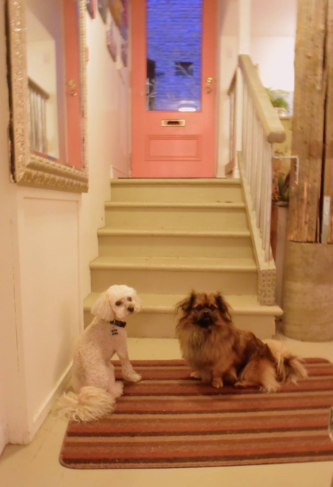 バンクーバーにある小さなシャビーシック調のおしゃれな玄関ドア (白い壁、ガラスドア、ベージュの床) の写真
