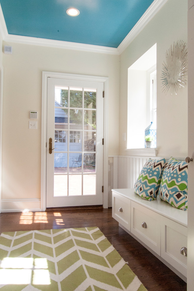 Idee per un ingresso con anticamera tradizionale di medie dimensioni con pareti beige, parquet scuro, una porta singola e una porta bianca