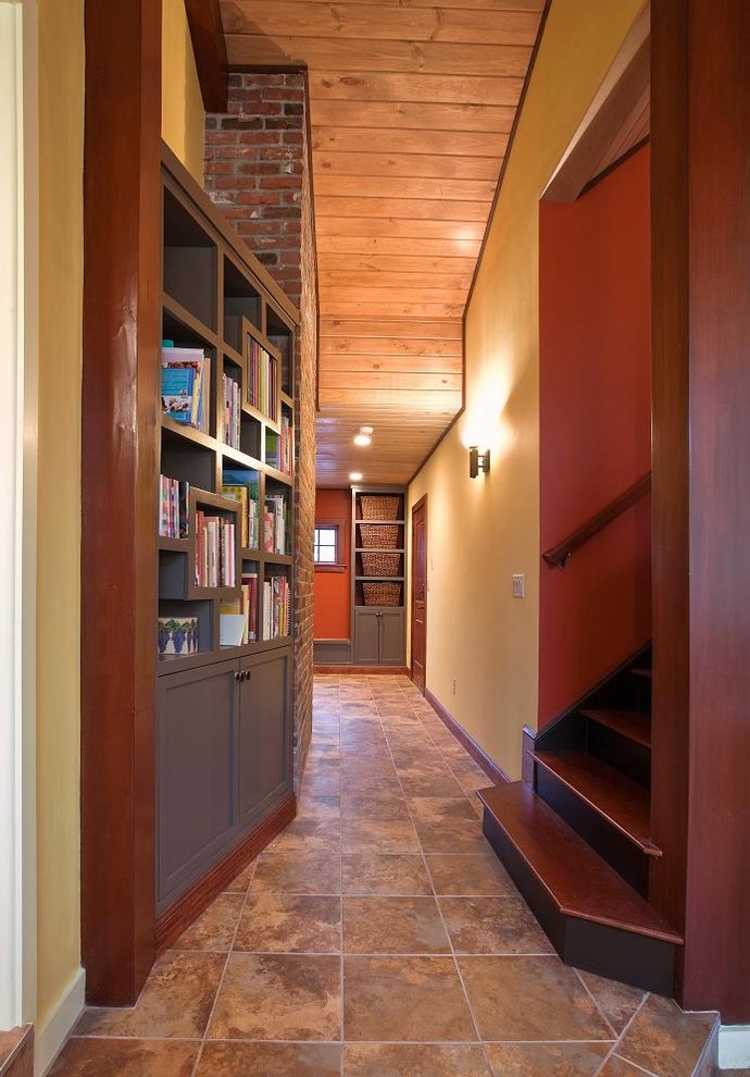 Свежая идея для дизайна: тамбур среднего размера в стиле фьюжн с бежевыми стенами, полом из керамической плитки, одностворчатой входной дверью и красной входной дверью - отличное фото интерьера