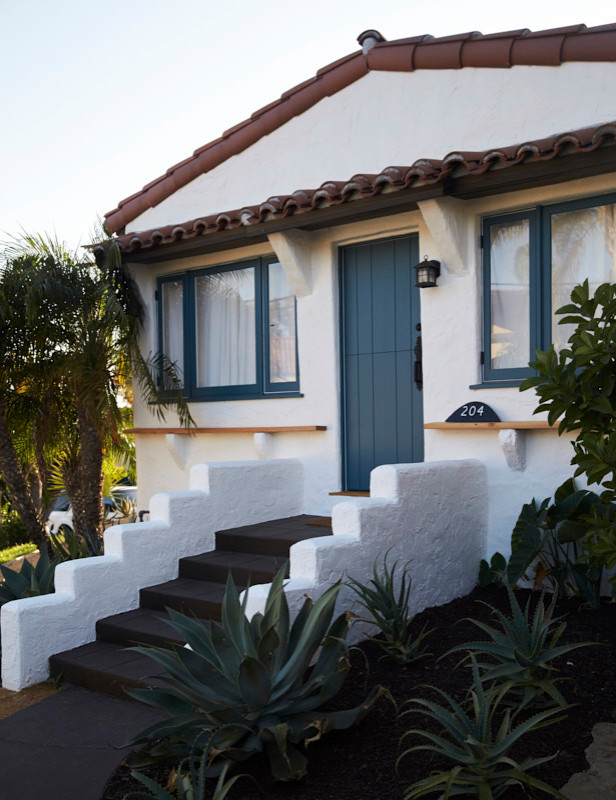Источник вдохновения для домашнего уюта: входная дверь в средиземноморском стиле с голландской входной дверью и синей входной дверью
