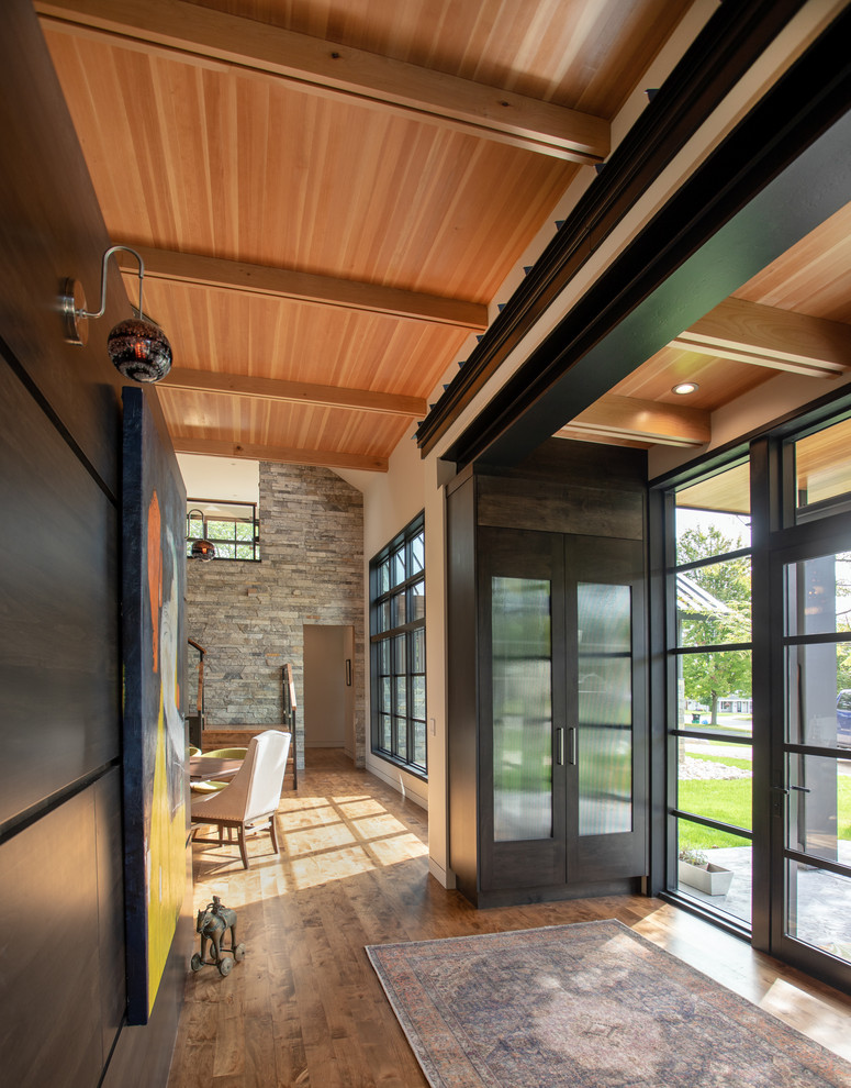 Große Moderne Haustür mit braunem Holzboden, Haustür aus Glas und braunem Boden in Sonstige
