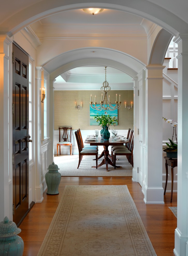 Exemple d'une entrée chic avec un couloir et une porte simple.