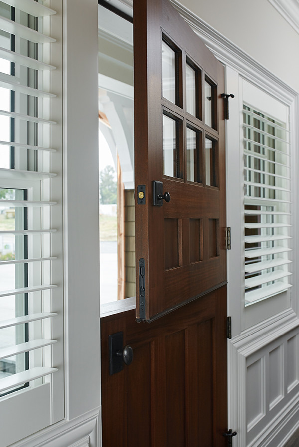 Идея дизайна: входная дверь в классическом стиле с голландской входной дверью, входной дверью из темного дерева, панелями на стенах, серыми стенами, полом из винила и разноцветным полом