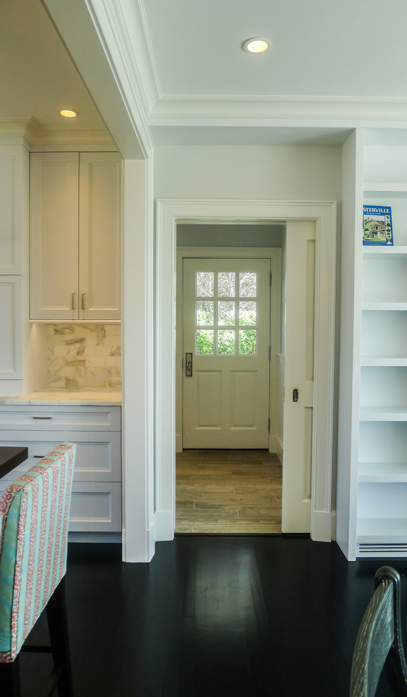 Mittelgroße Klassische Haustür mit weißer Wandfarbe, dunklem Holzboden, Einzeltür und weißer Haustür in Boston