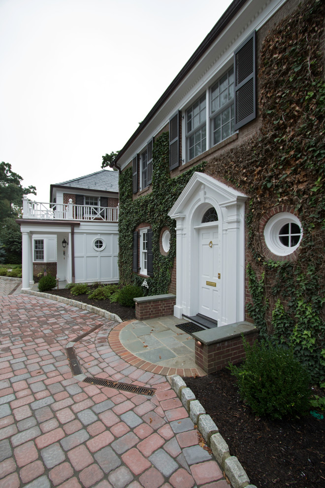 Idee per una grande porta d'ingresso tradizionale con pareti rosse, pavimento in ardesia, una porta singola e una porta bianca