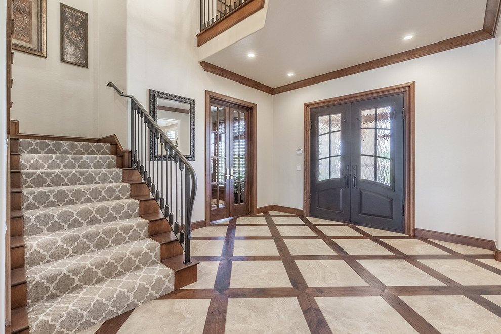 Mittelgroße Klassische Haustür mit weißer Wandfarbe, Keramikboden, Doppeltür, Haustür aus Metall und beigem Boden in Oklahoma City